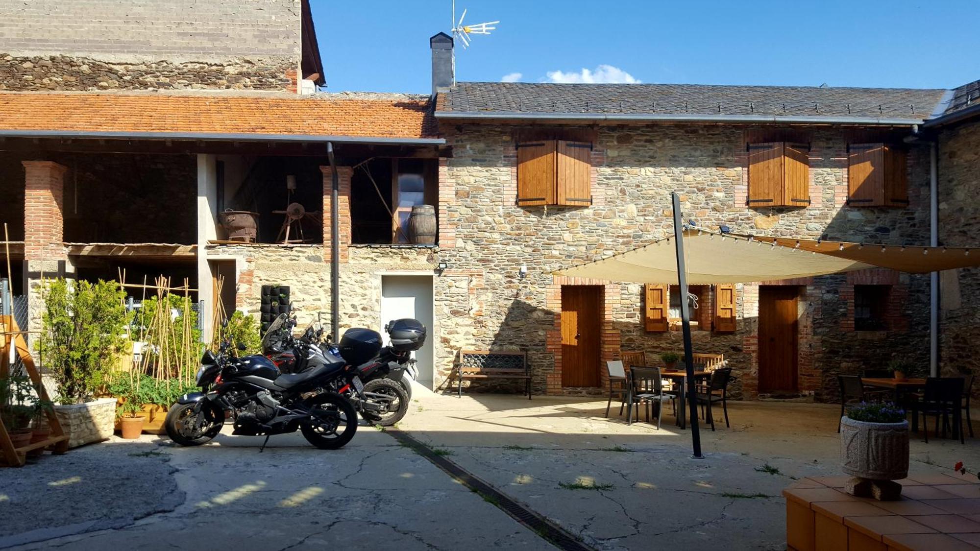 Aparthotel Les Corts Ливия Екстериор снимка