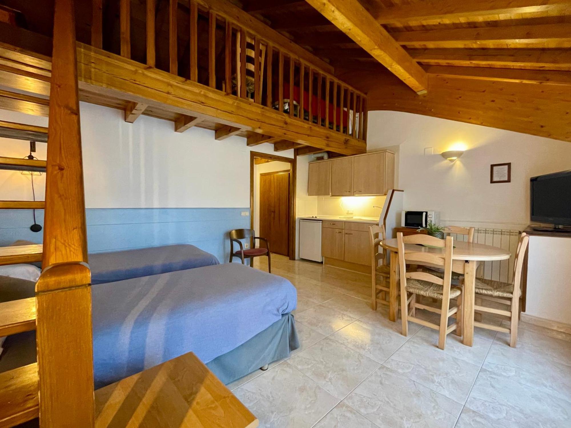 Aparthotel Les Corts Ливия Екстериор снимка