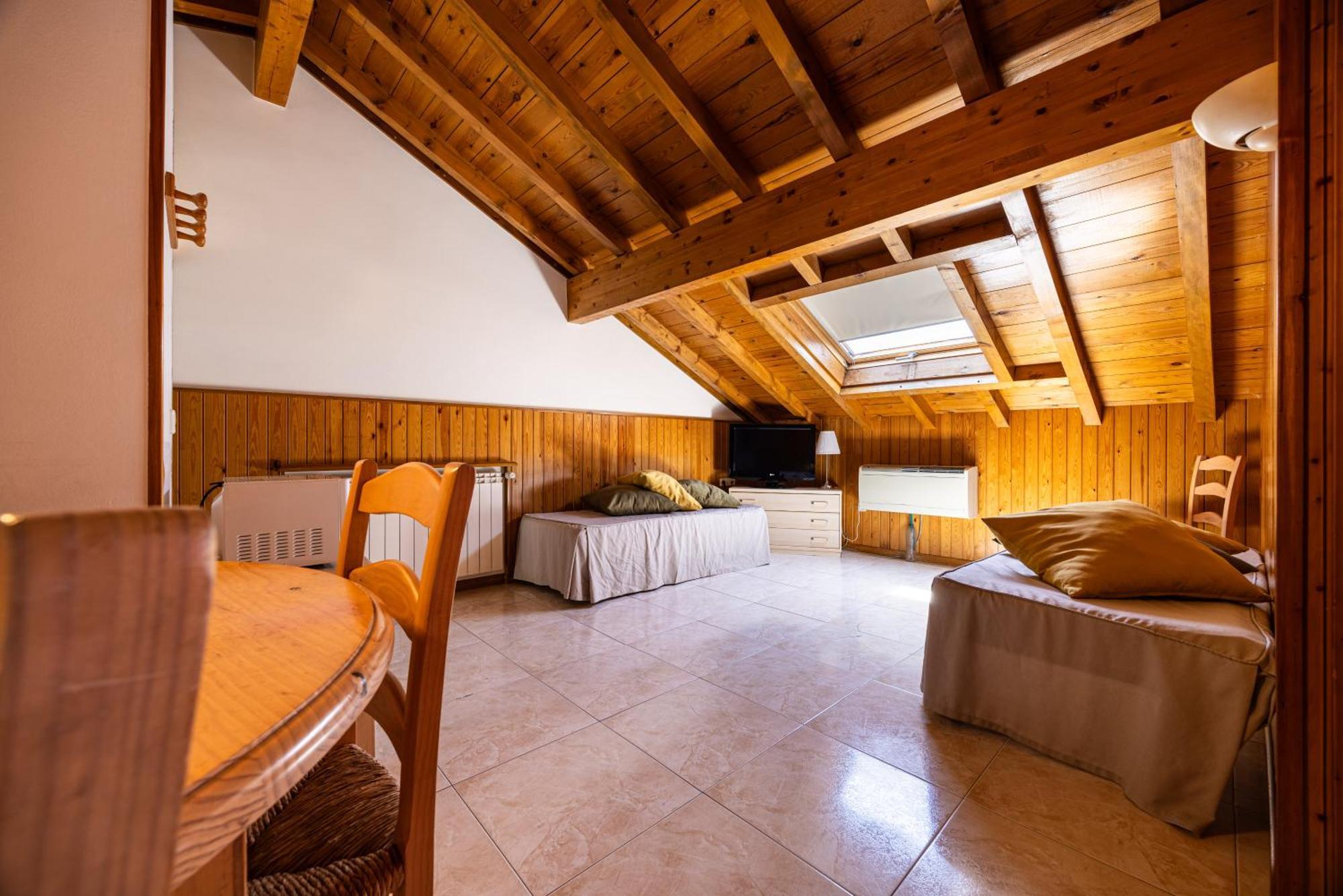 Aparthotel Les Corts Ливия Екстериор снимка