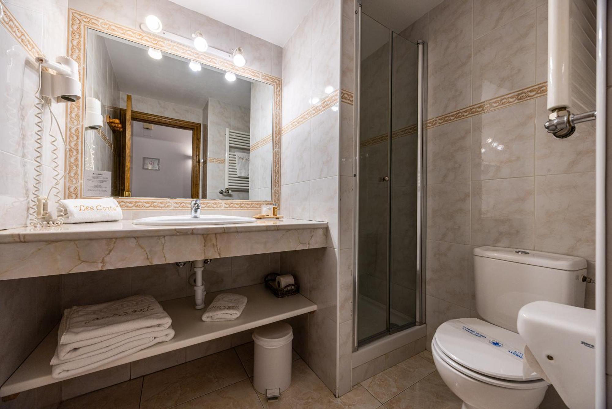 Aparthotel Les Corts Ливия Екстериор снимка