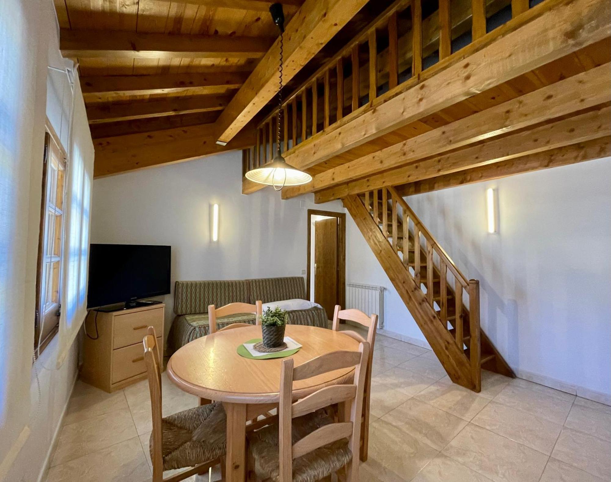Aparthotel Les Corts Ливия Екстериор снимка