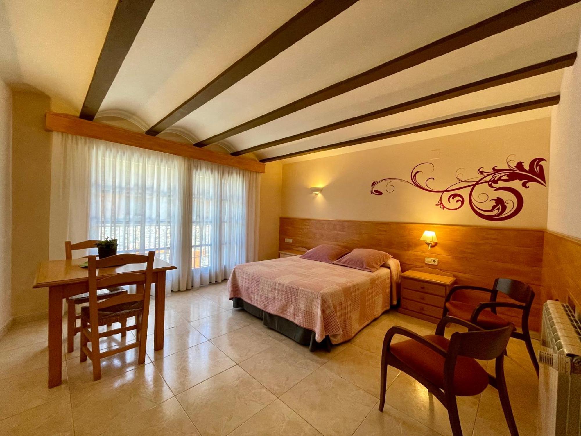 Aparthotel Les Corts Ливия Екстериор снимка