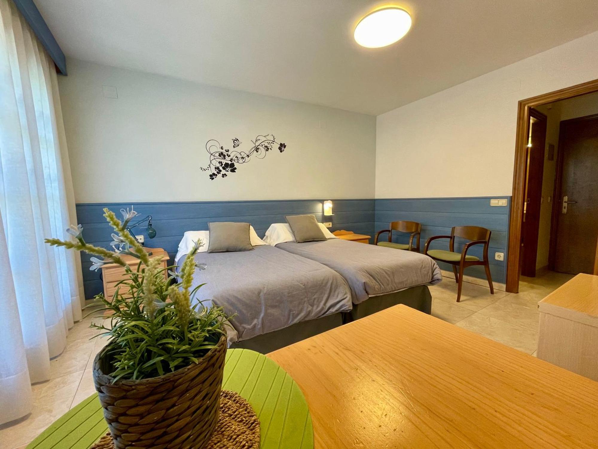 Aparthotel Les Corts Ливия Екстериор снимка