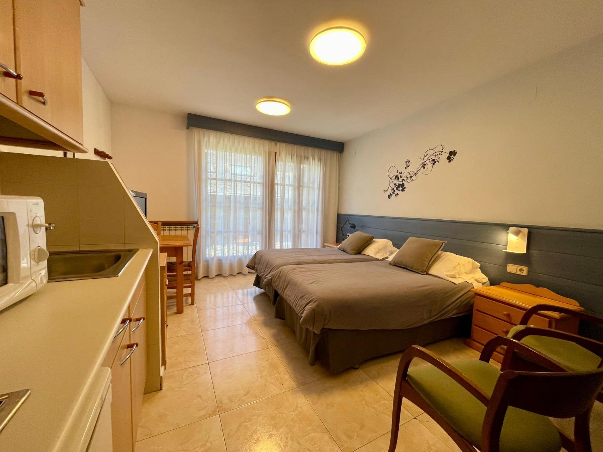 Aparthotel Les Corts Ливия Екстериор снимка