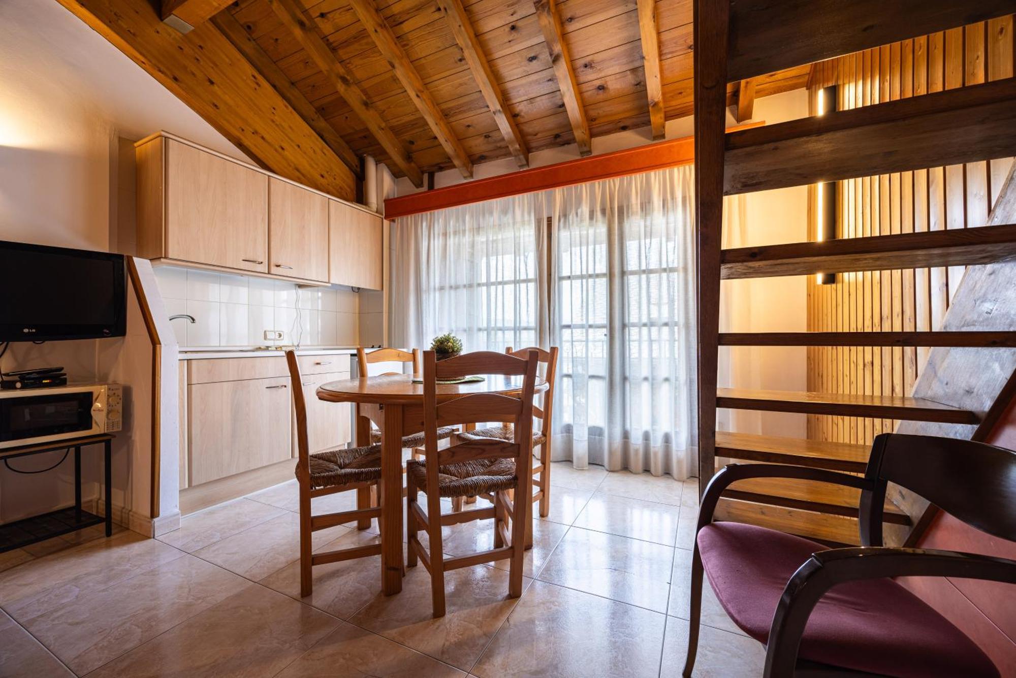 Aparthotel Les Corts Ливия Екстериор снимка