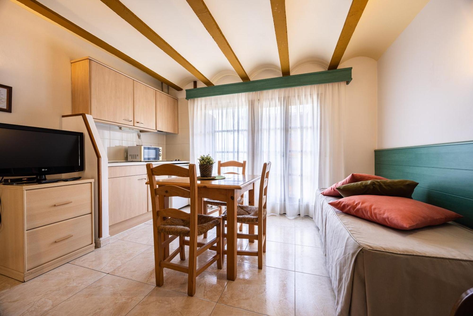 Aparthotel Les Corts Ливия Екстериор снимка
