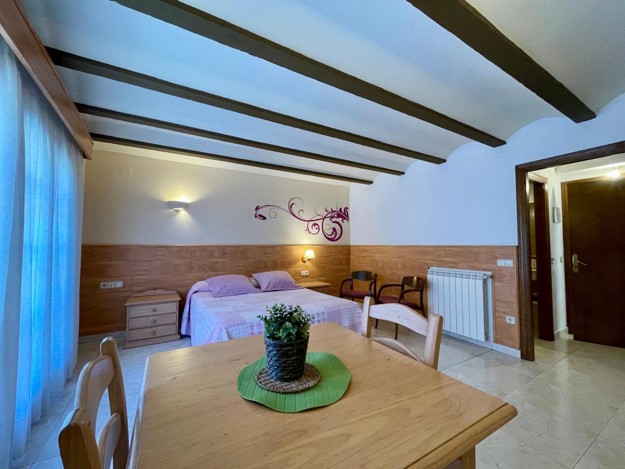 Aparthotel Les Corts Ливия Екстериор снимка