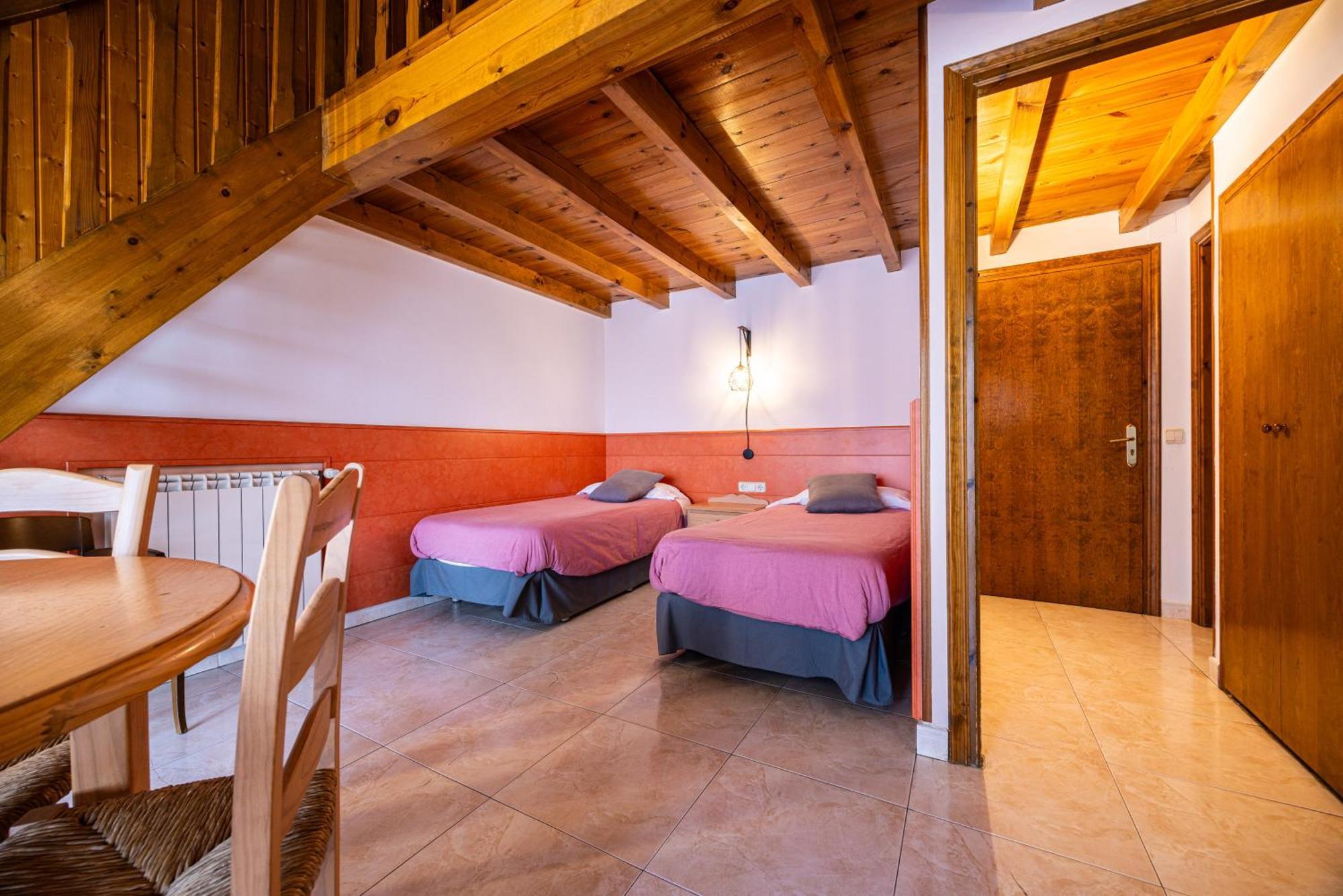 Aparthotel Les Corts Ливия Екстериор снимка