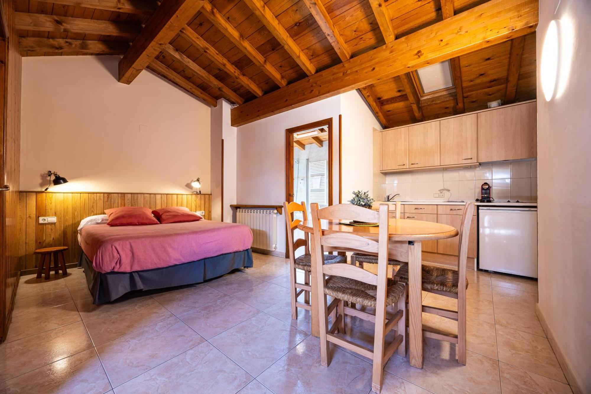 Aparthotel Les Corts Ливия Екстериор снимка