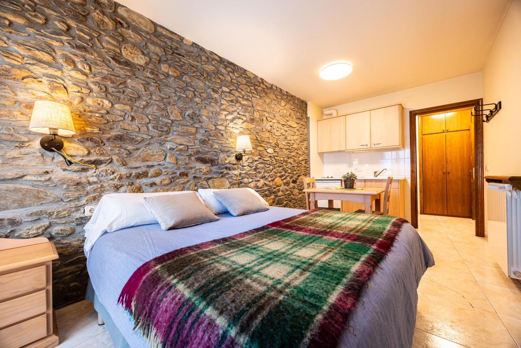 Aparthotel Les Corts Ливия Екстериор снимка