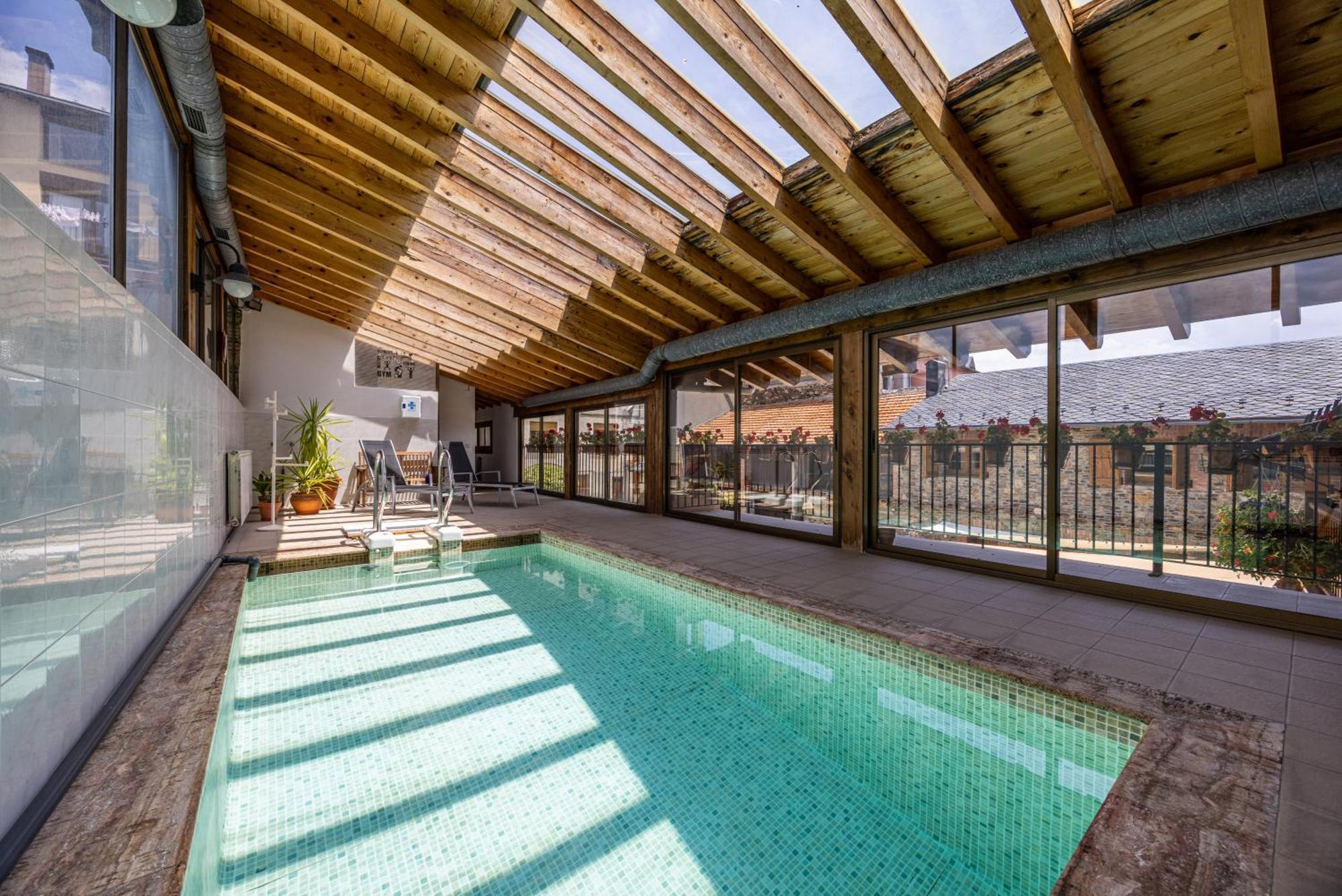 Aparthotel Les Corts Ливия Екстериор снимка