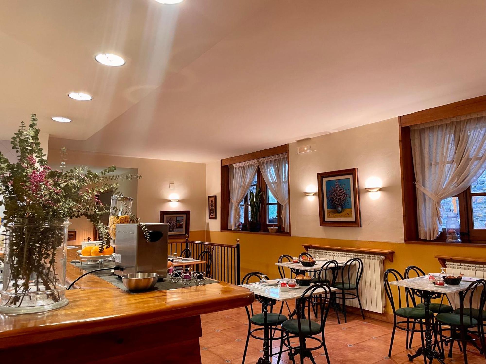 Aparthotel Les Corts Ливия Екстериор снимка
