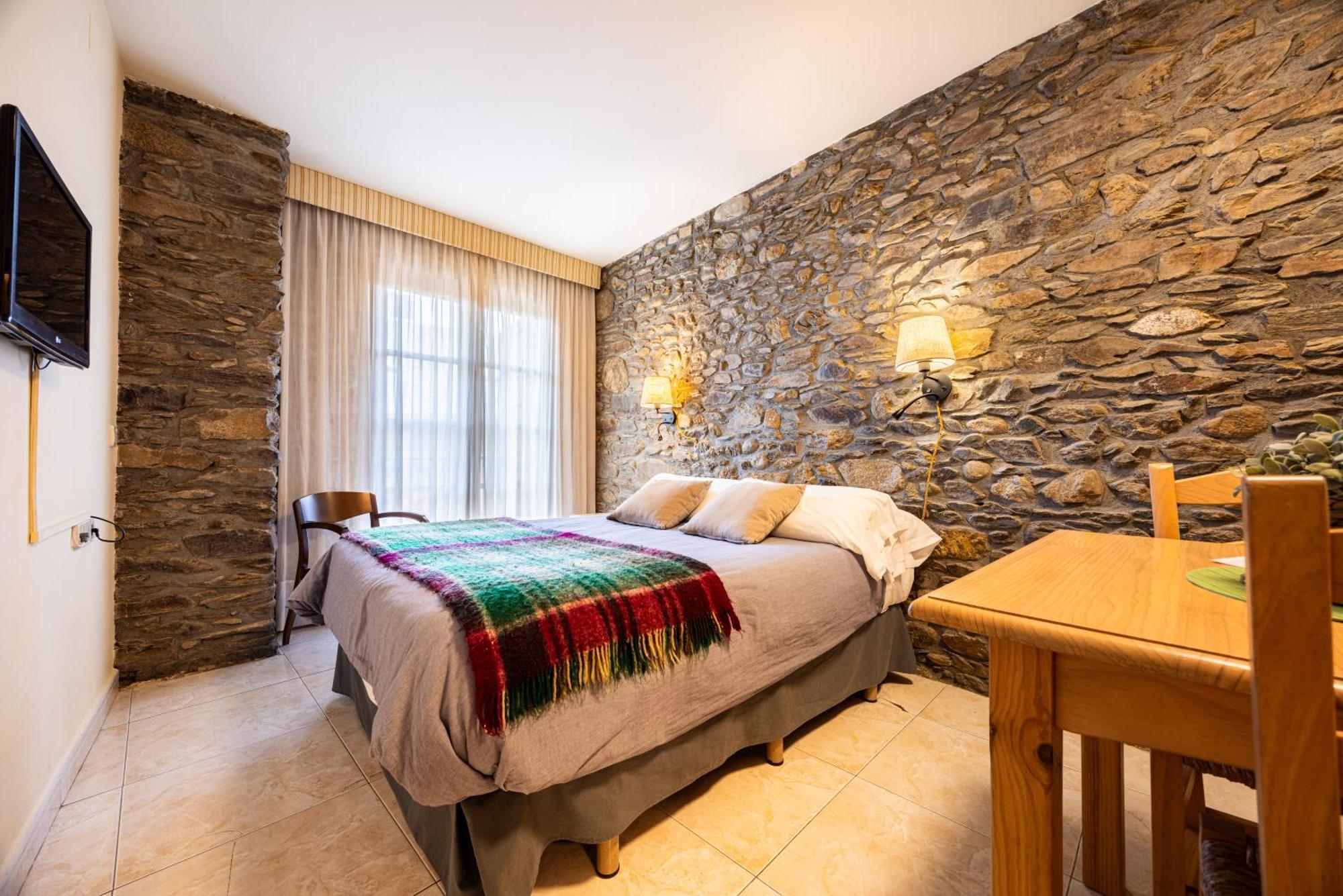 Aparthotel Les Corts Ливия Екстериор снимка