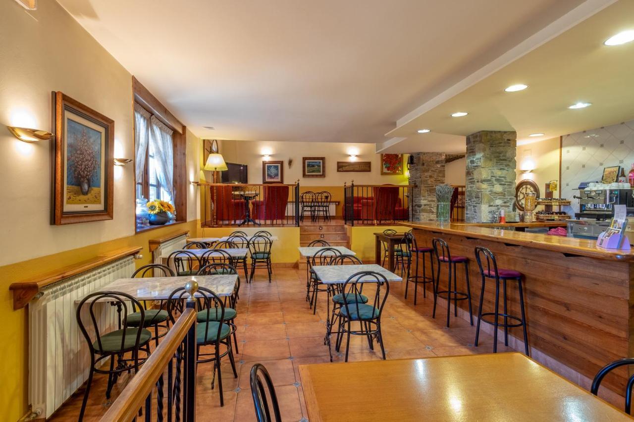 Aparthotel Les Corts Ливия Екстериор снимка