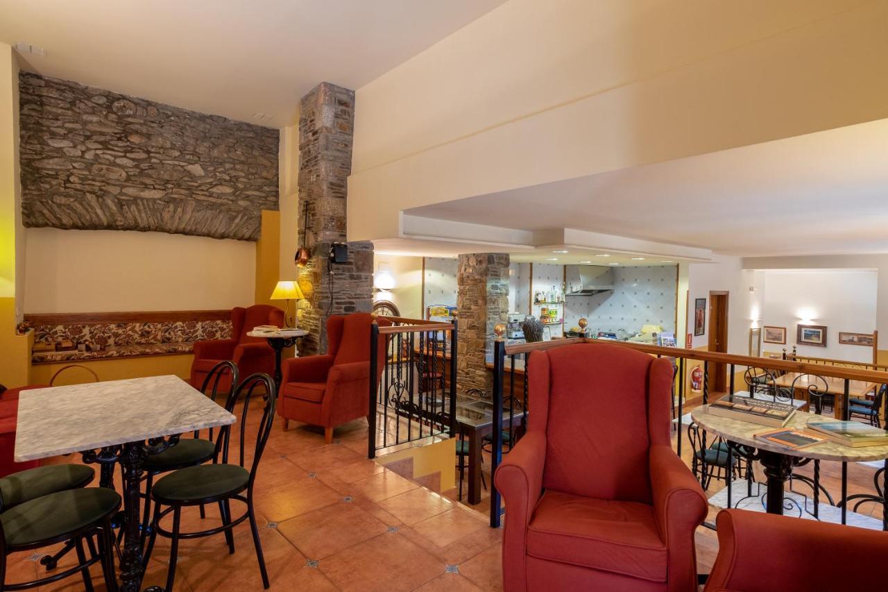 Aparthotel Les Corts Ливия Екстериор снимка